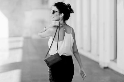 K0013AB | Women's strap in genuine full-grain leather, with light grain. Removable shoulder strap. Polished Nickel hardware. Black color. Dimensions: 20 x 10.5 x 2 cm. Packaging: Tnt bag