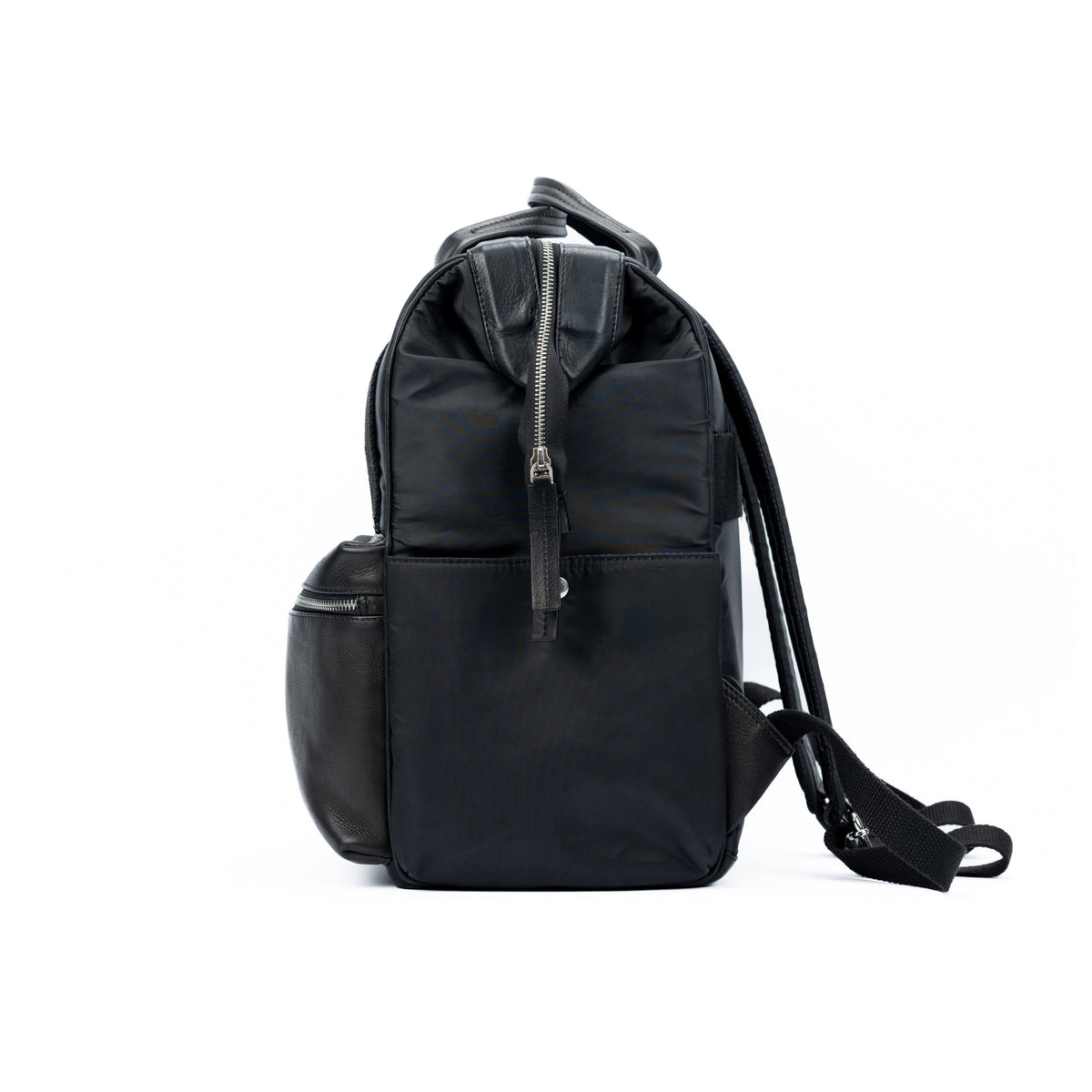 K0037AB | Waterproof Nylon Backpack/Full Grain Leather with Light Grain - Black Color - Polished Nickel Accessories. Dimensions: 27 x 39 x 19 cm - Packaging: Tnt bag